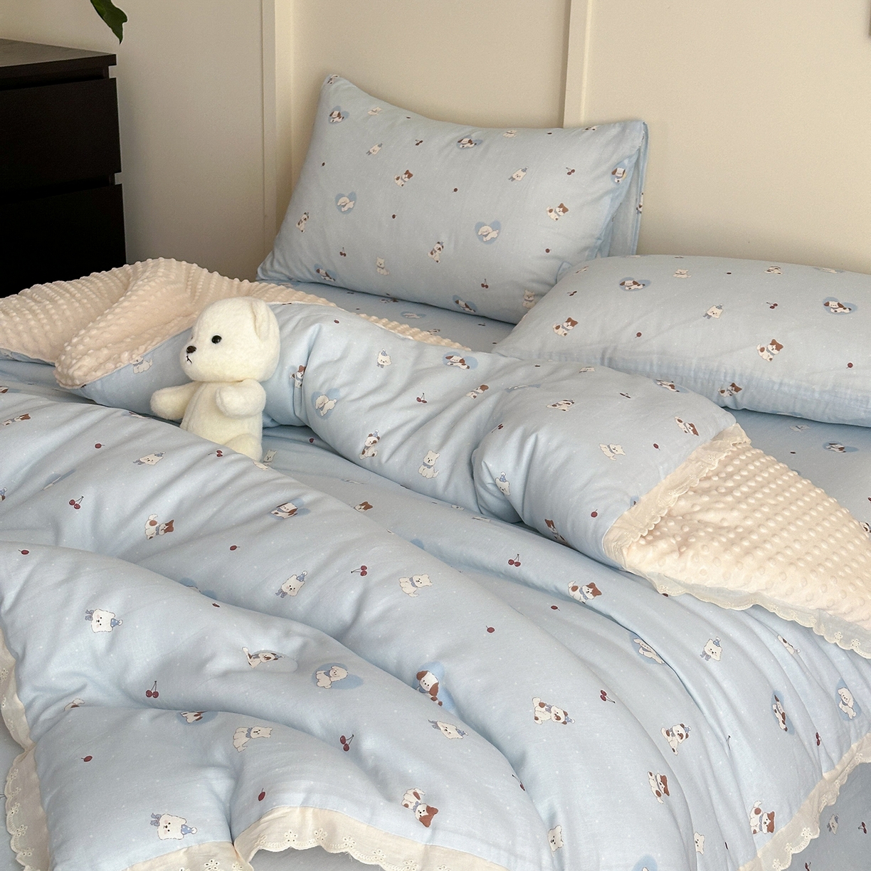 91家纺网 家纺一手货源 找家纺 星期八 2025新款全棉双层纱花边豆豆被四件套 狗狗乐园