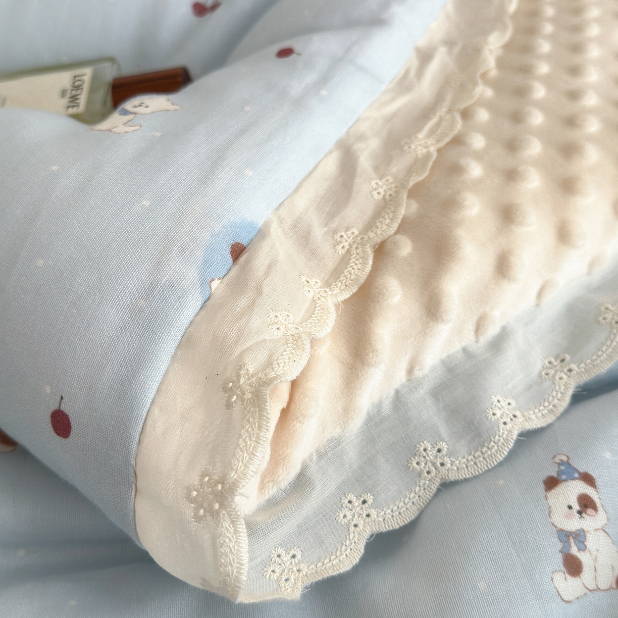 91家纺网 家纺一手货源 找家纺 星期八 2025新款全棉双层纱花边豆豆被四件套 狗狗乐园