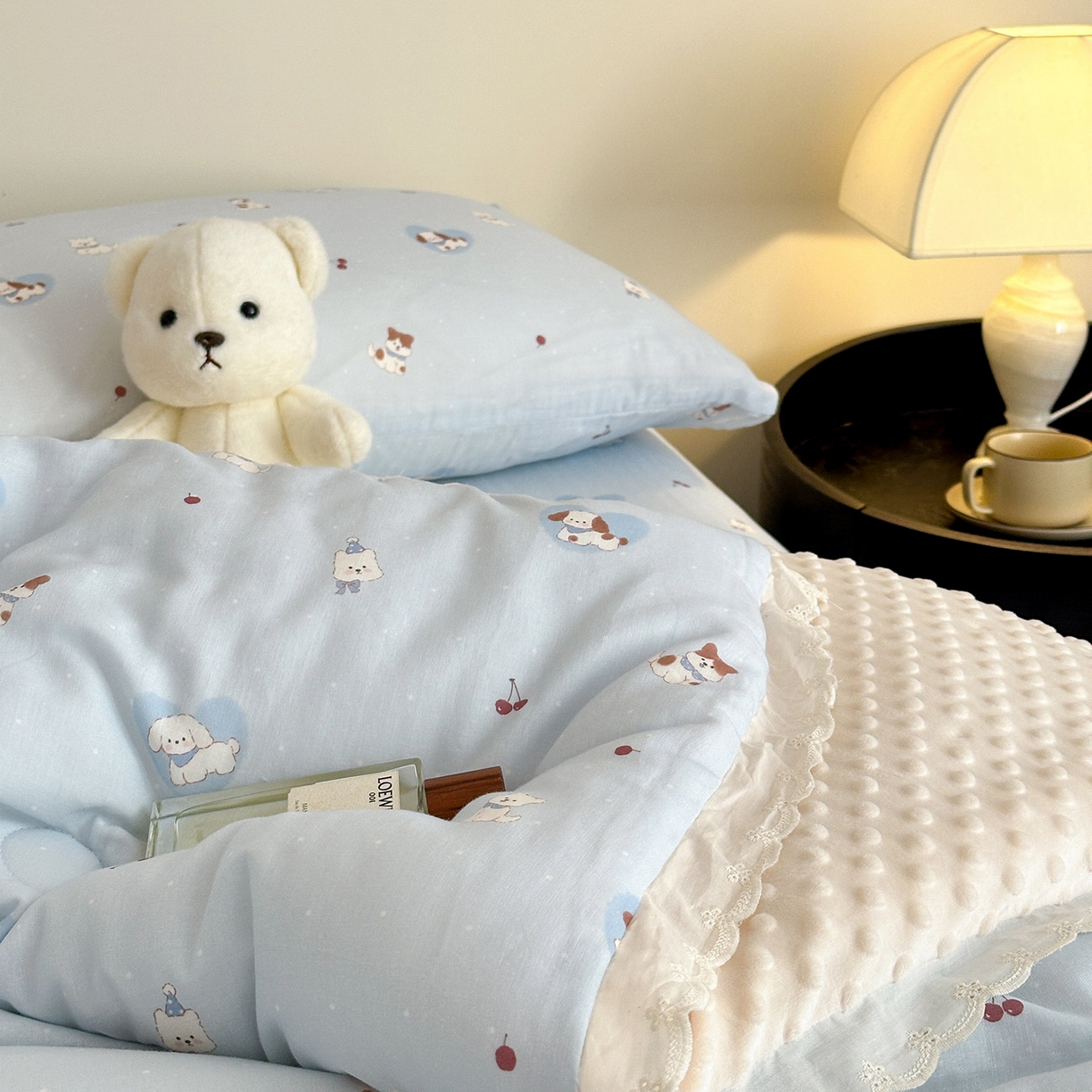 91家纺网 家纺一手货源 找家纺 星期八 2025新款全棉双层纱花边豆豆被四件套 狗狗乐园