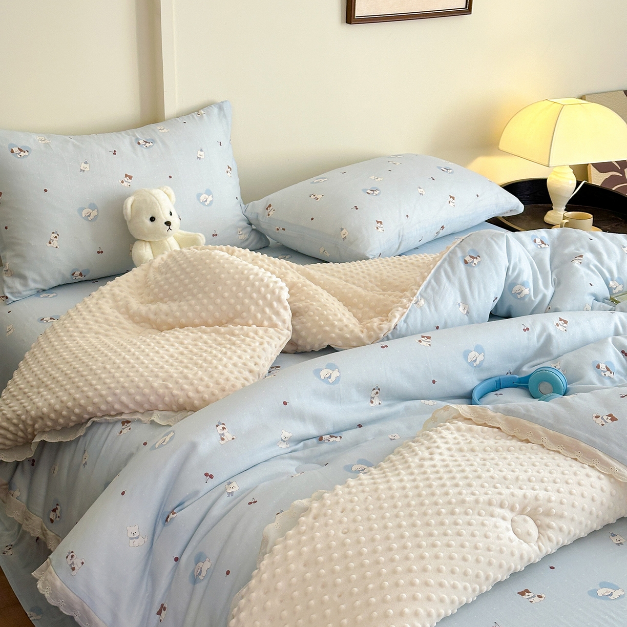 91家纺网 家纺一手货源 找家纺 星期八 2025新款全棉双层纱花边豆豆被四件套 狗狗乐园