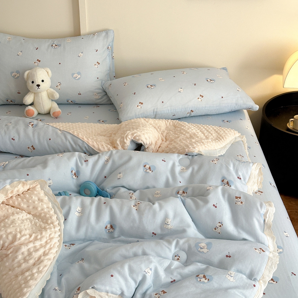 91家纺网 家纺一手货源 找家纺 星期八 2025新款全棉双层纱花边豆豆被四件套 狗狗乐园