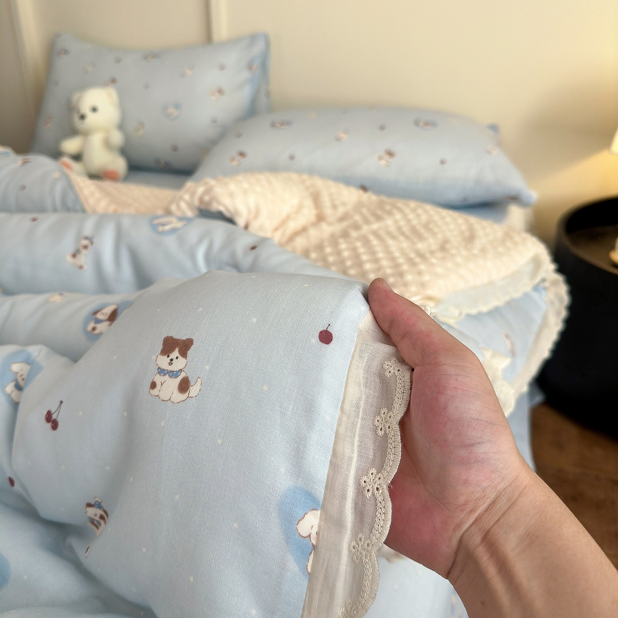 91家纺网 家纺一手货源 找家纺 星期八 2025新款全棉双层纱花边豆豆被四件套 狗狗乐园