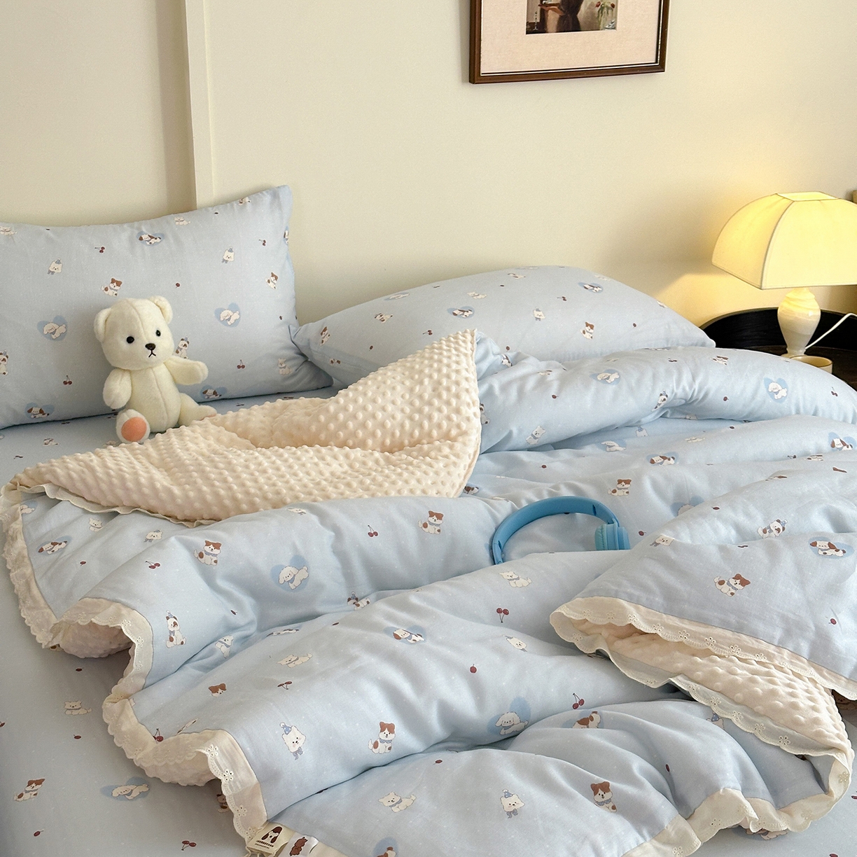 91家纺网 家纺一手货源 找家纺 星期八 2025新款全棉双层纱花边豆豆被四件套 狗狗乐园