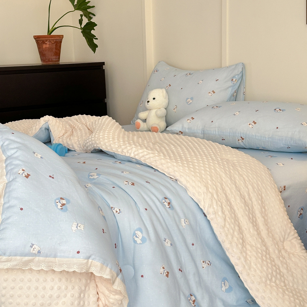 91家纺网 家纺一手货源 找家纺 星期八 2025新款全棉双层纱花边豆豆被四件套 狗狗乐园