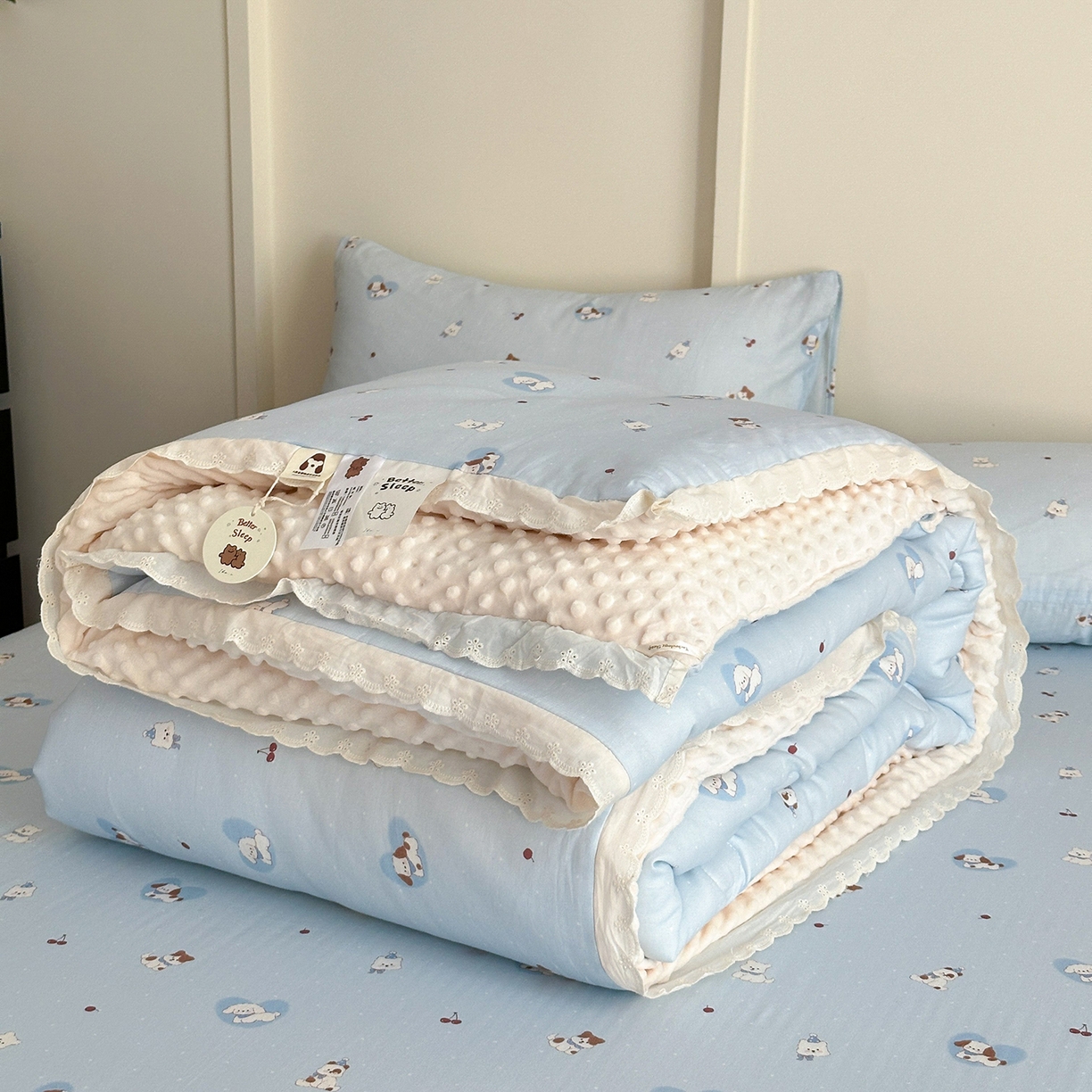 91家纺网 家纺一手货源 找家纺 星期八 2025新款全棉双层纱花边豆豆被四件套 狗狗乐园