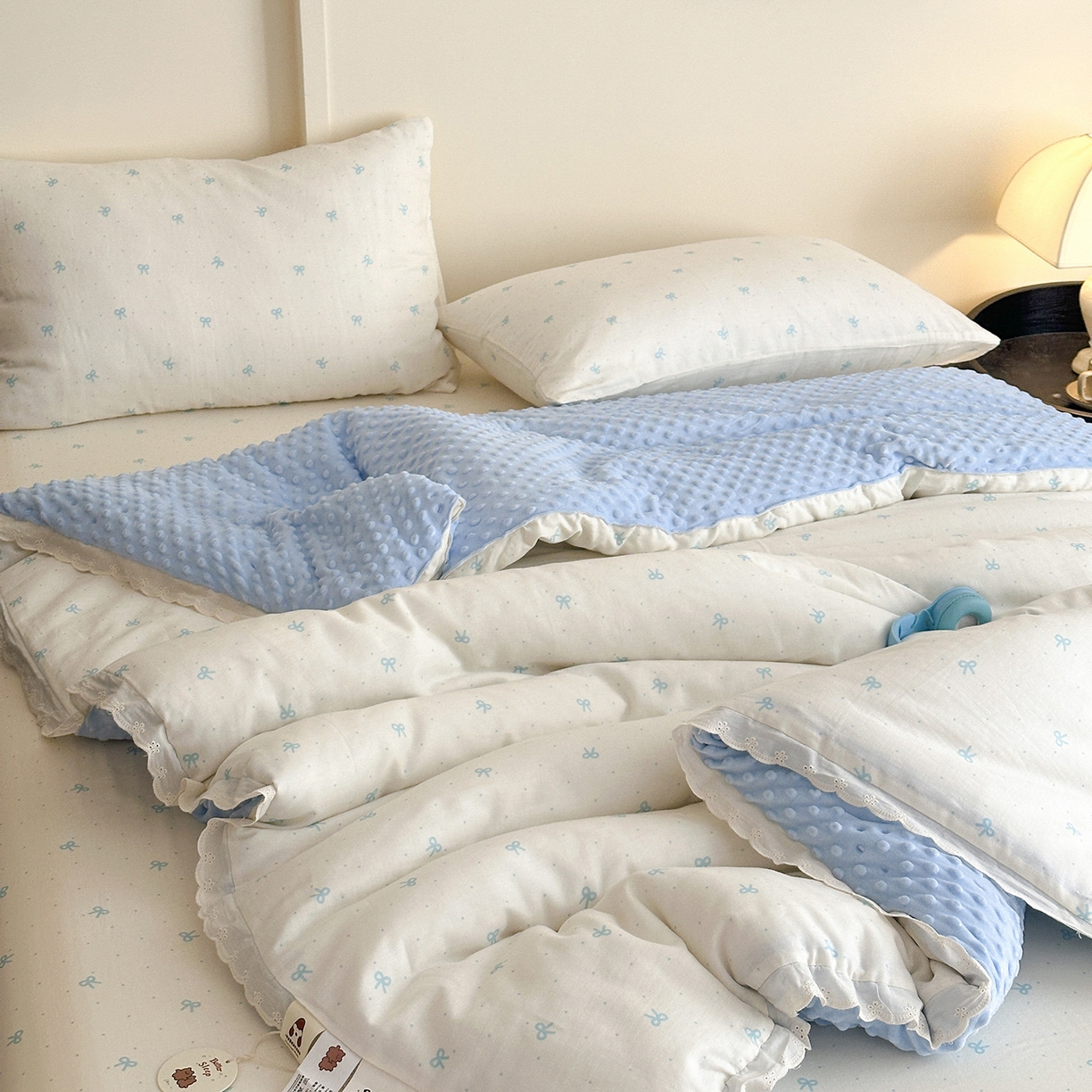 91家纺网 家纺一手货源 找家纺 星期八 2025新款全棉双层纱花边豆豆被四件套 蝴蝶结蓝