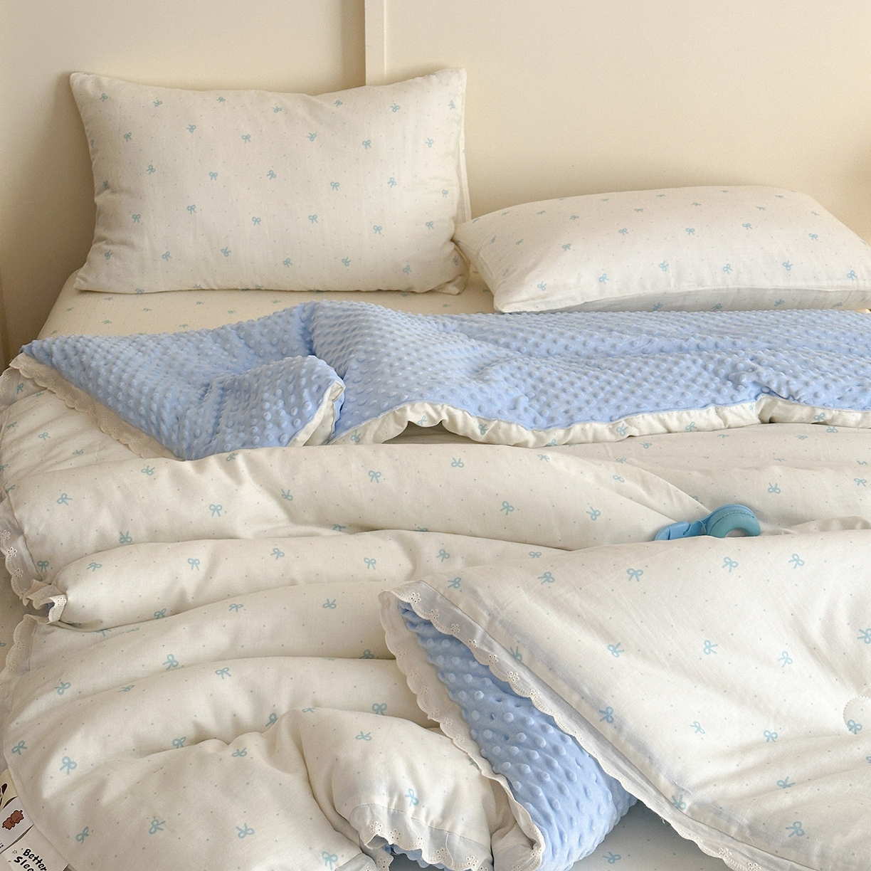 91家纺网 家纺一手货源 找家纺 星期八 2025新款全棉双层纱花边豆豆被四件套 蝴蝶结蓝