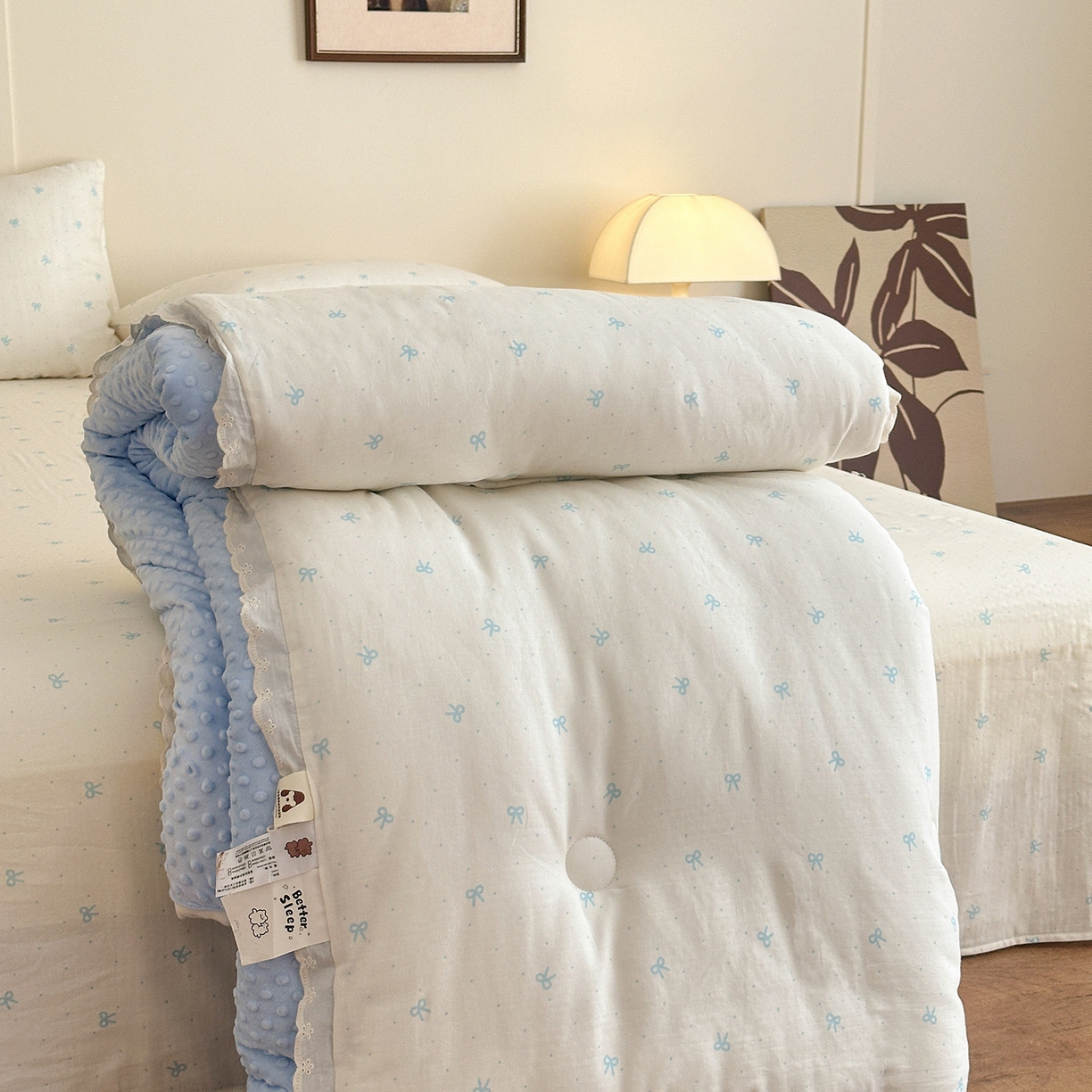 91家纺网 家纺一手货源 找家纺 星期八 2025新款全棉双层纱花边豆豆被四件套 蝴蝶结蓝