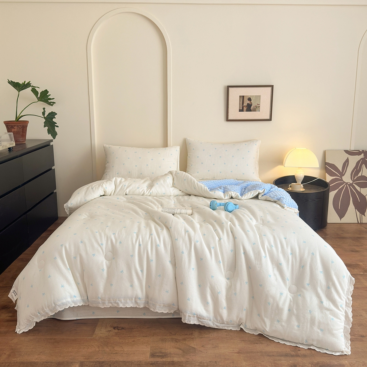 91家纺网 家纺一手货源 找家纺 星期八 2025新款全棉双层纱花边豆豆被四件套 蝴蝶结蓝