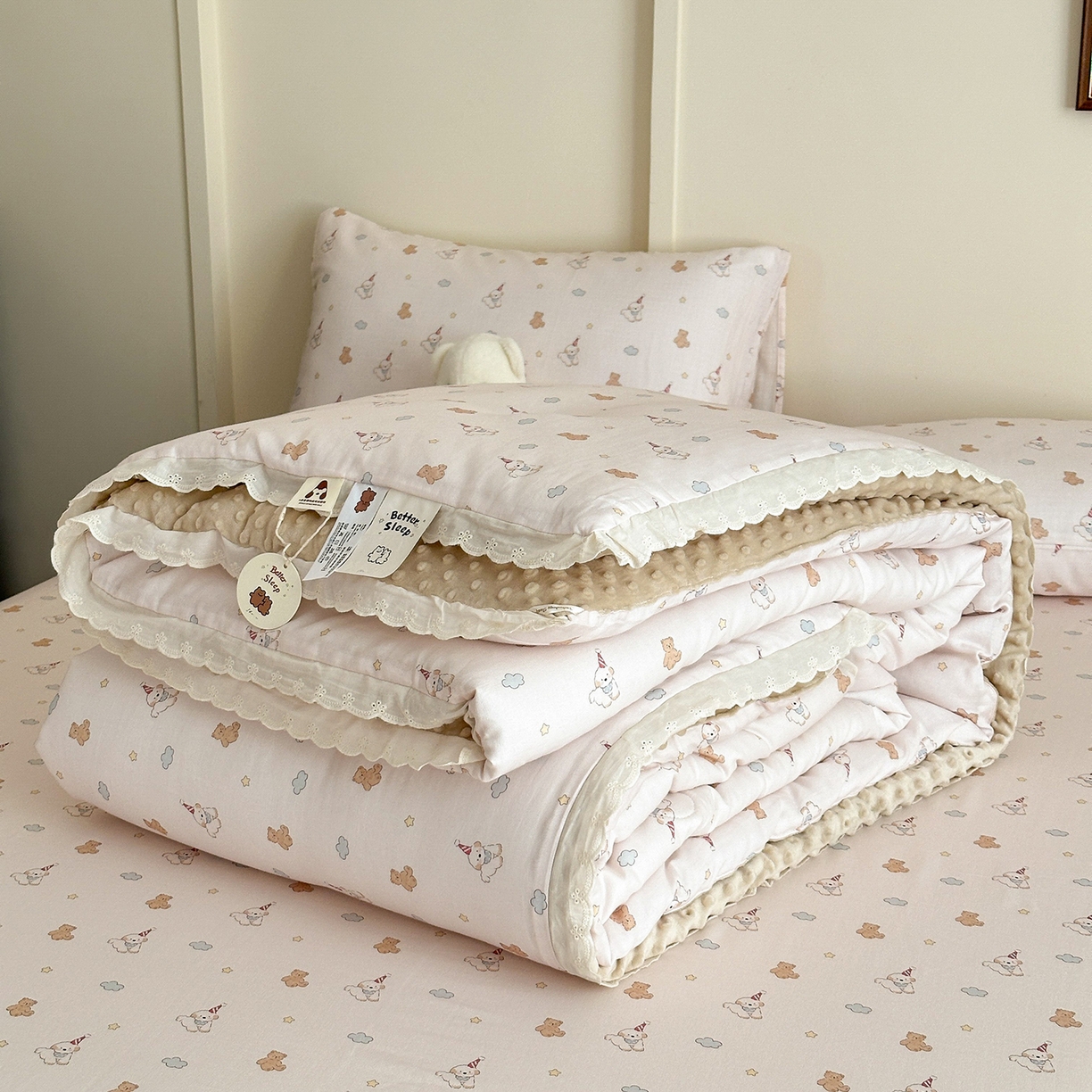 91家纺网 家纺一手货源 找家纺 星期八 2025新款全棉双层纱花边豆豆被四件套 快乐狗狗