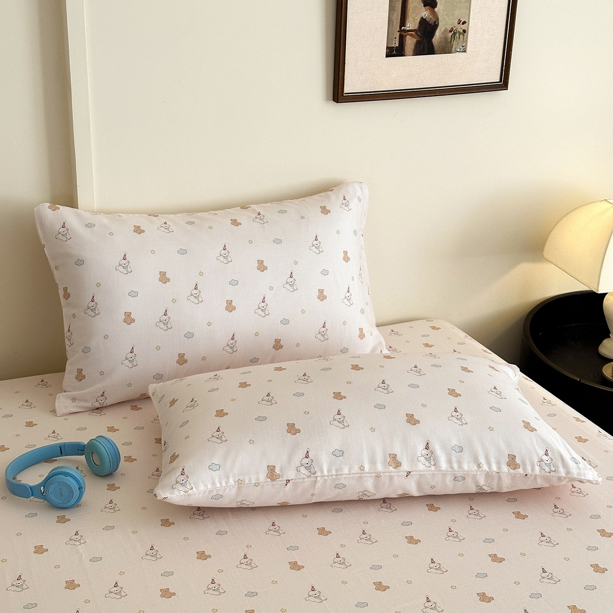 91家纺网 家纺一手货源 找家纺 星期八 2025新款全棉双层纱花边豆豆被四件套 快乐狗狗