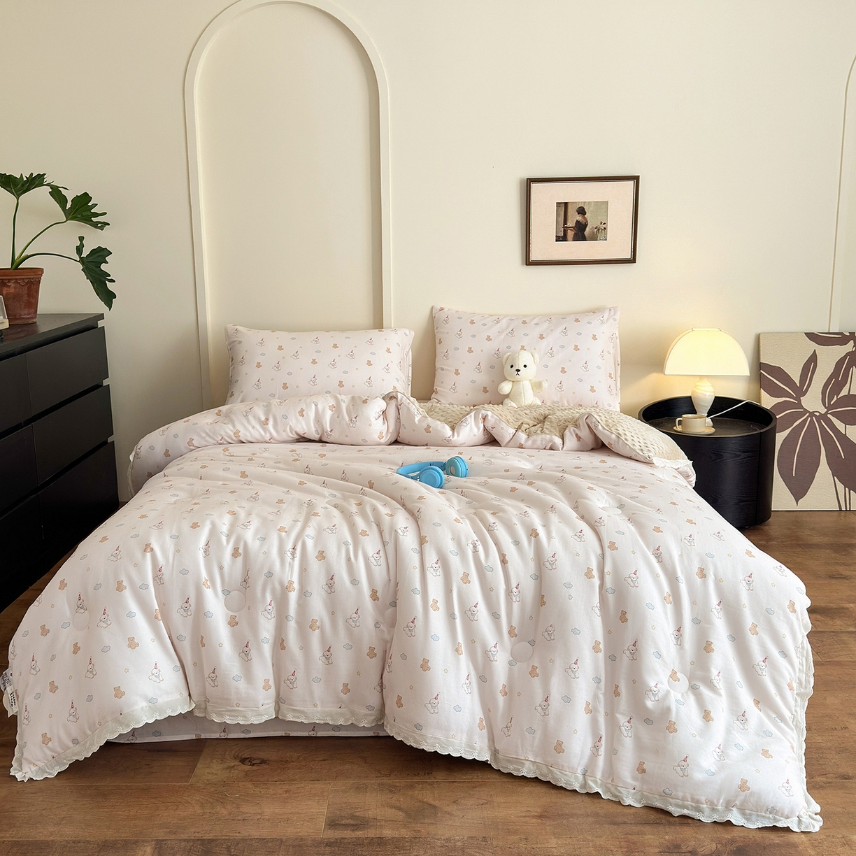 91家纺网 家纺一手货源 找家纺 星期八 2025新款全棉双层纱花边豆豆被四件套 快乐狗狗