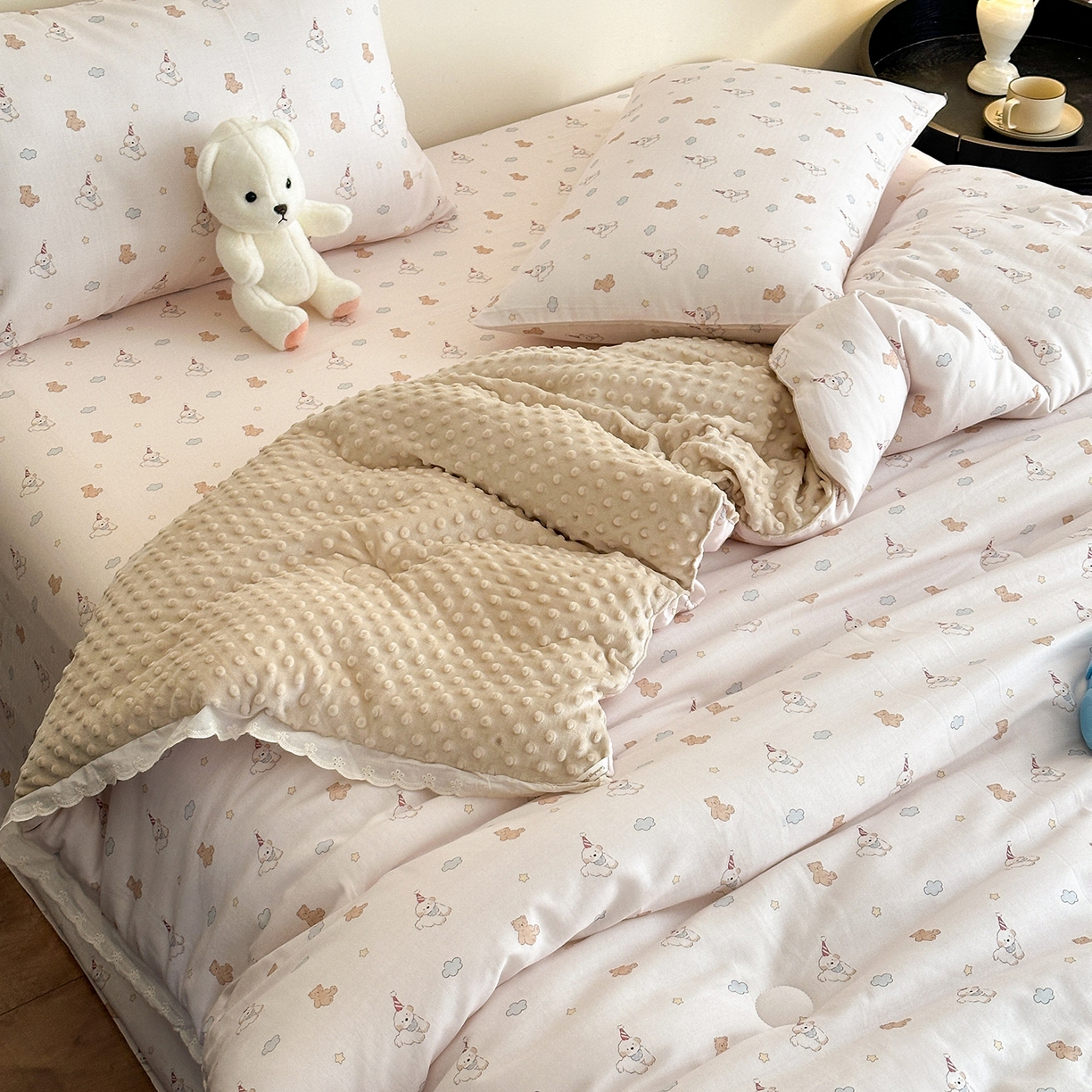 91家纺网 家纺一手货源 找家纺 星期八 2025新款全棉双层纱花边豆豆被四件套 快乐狗狗