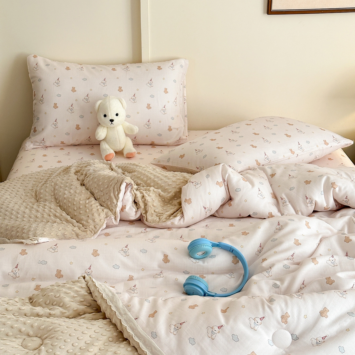 91家纺网 家纺一手货源 找家纺 星期八 2025新款全棉双层纱花边豆豆被四件套 快乐狗狗