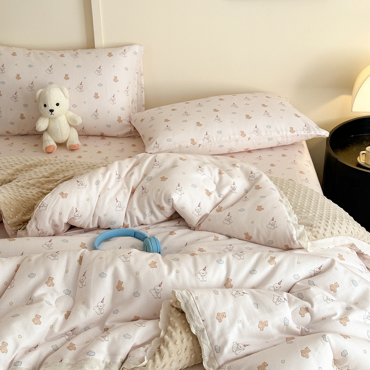 91家纺网 家纺一手货源 找家纺 星期八 2025新款全棉双层纱花边豆豆被四件套 快乐狗狗