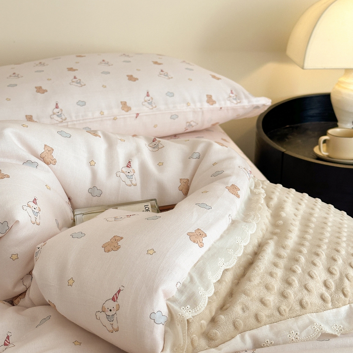 91家纺网 家纺一手货源 找家纺 星期八 2025新款全棉双层纱花边豆豆被四件套 快乐狗狗