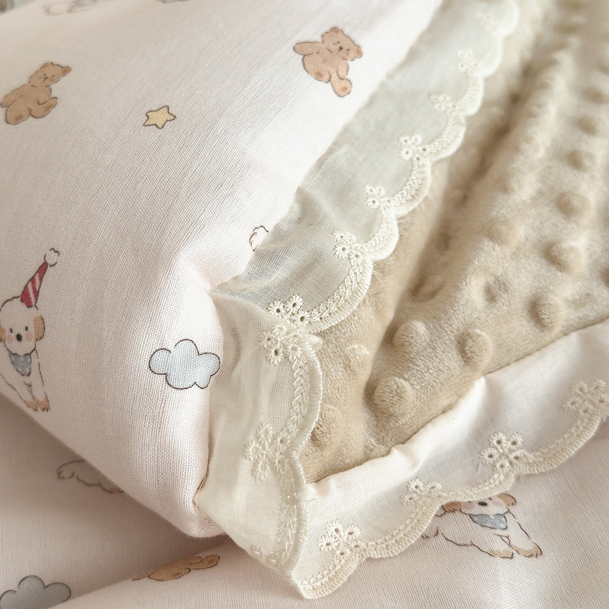 91家纺网 家纺一手货源 找家纺 星期八 2025新款全棉双层纱花边豆豆被四件套 快乐狗狗