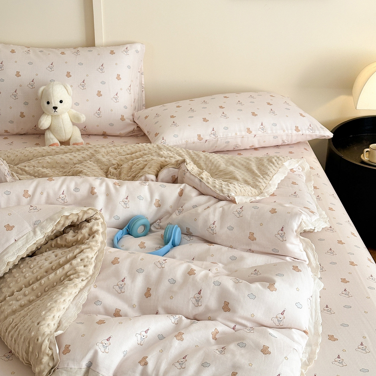 91家纺网 家纺一手货源 找家纺 星期八 2025新款全棉双层纱花边豆豆被四件套 快乐狗狗