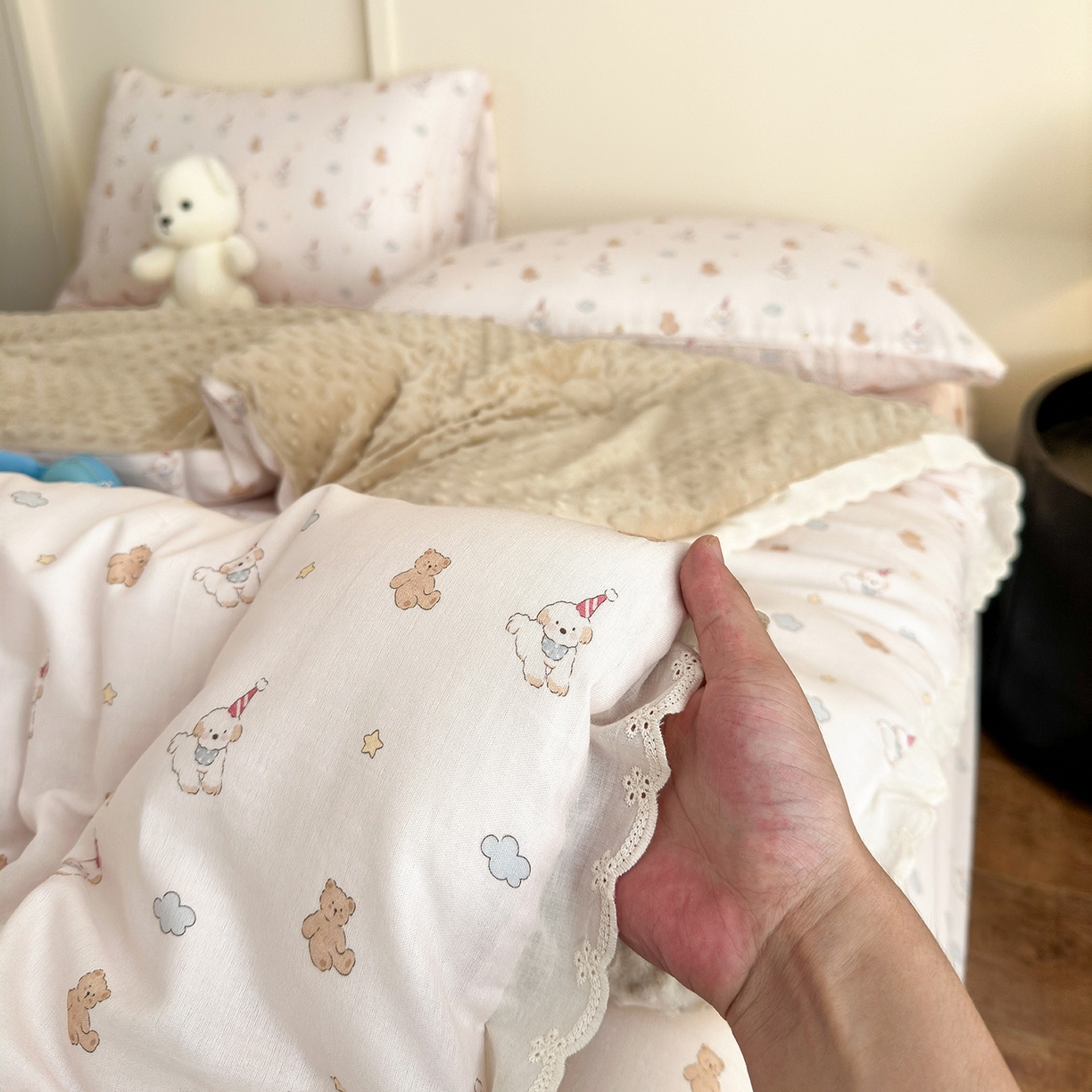 91家纺网 家纺一手货源 找家纺 星期八 2025新款全棉双层纱花边豆豆被四件套 快乐狗狗