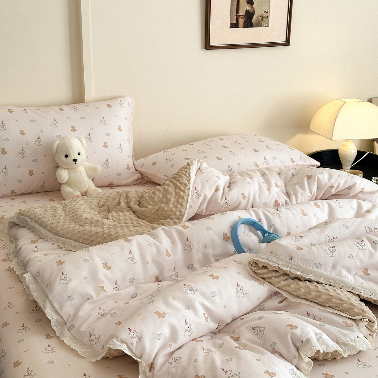 91家纺网 家纺一手货源 找家纺 星期八 2025新款全棉双层纱花边豆豆被四件套 快乐狗狗