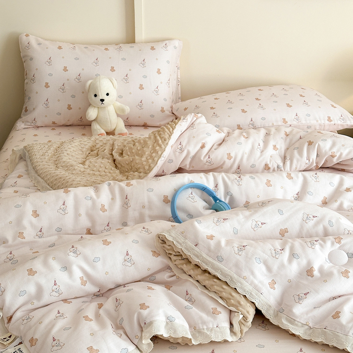 91家纺网 家纺一手货源 找家纺 星期八 2025新款全棉双层纱花边豆豆被四件套 快乐狗狗