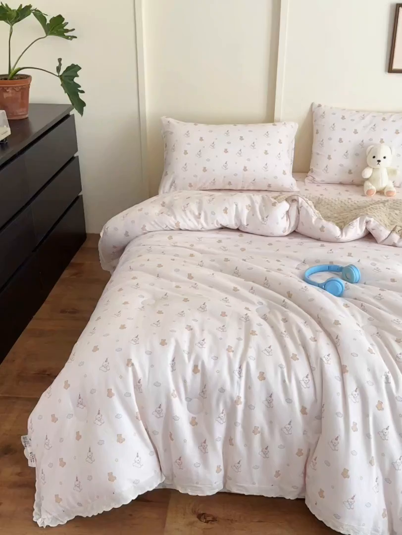 91家纺网 家纺一手货源 找家纺 星期八 2025新款全棉双层纱花边豆豆被四件套 快乐狗狗