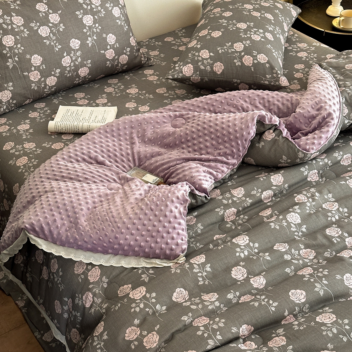 91家纺网 家纺一手货源 找家纺 星期八 2025新款全棉双层纱花边豆豆被四件套 玫瑰