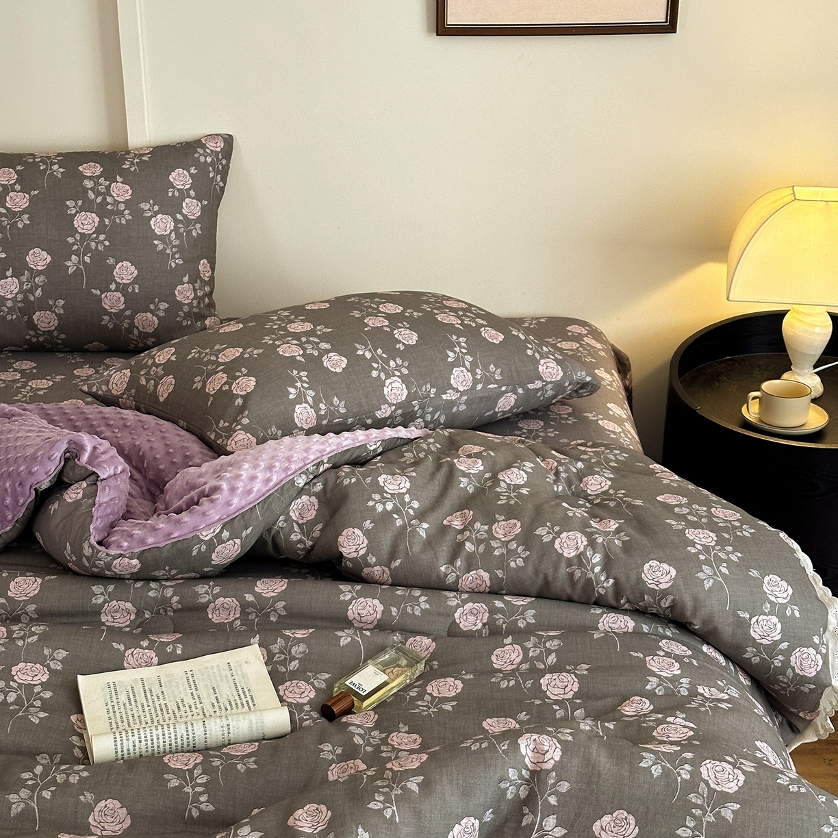 91家纺网 家纺一手货源 找家纺 星期八 2025新款全棉双层纱花边豆豆被四件套 玫瑰