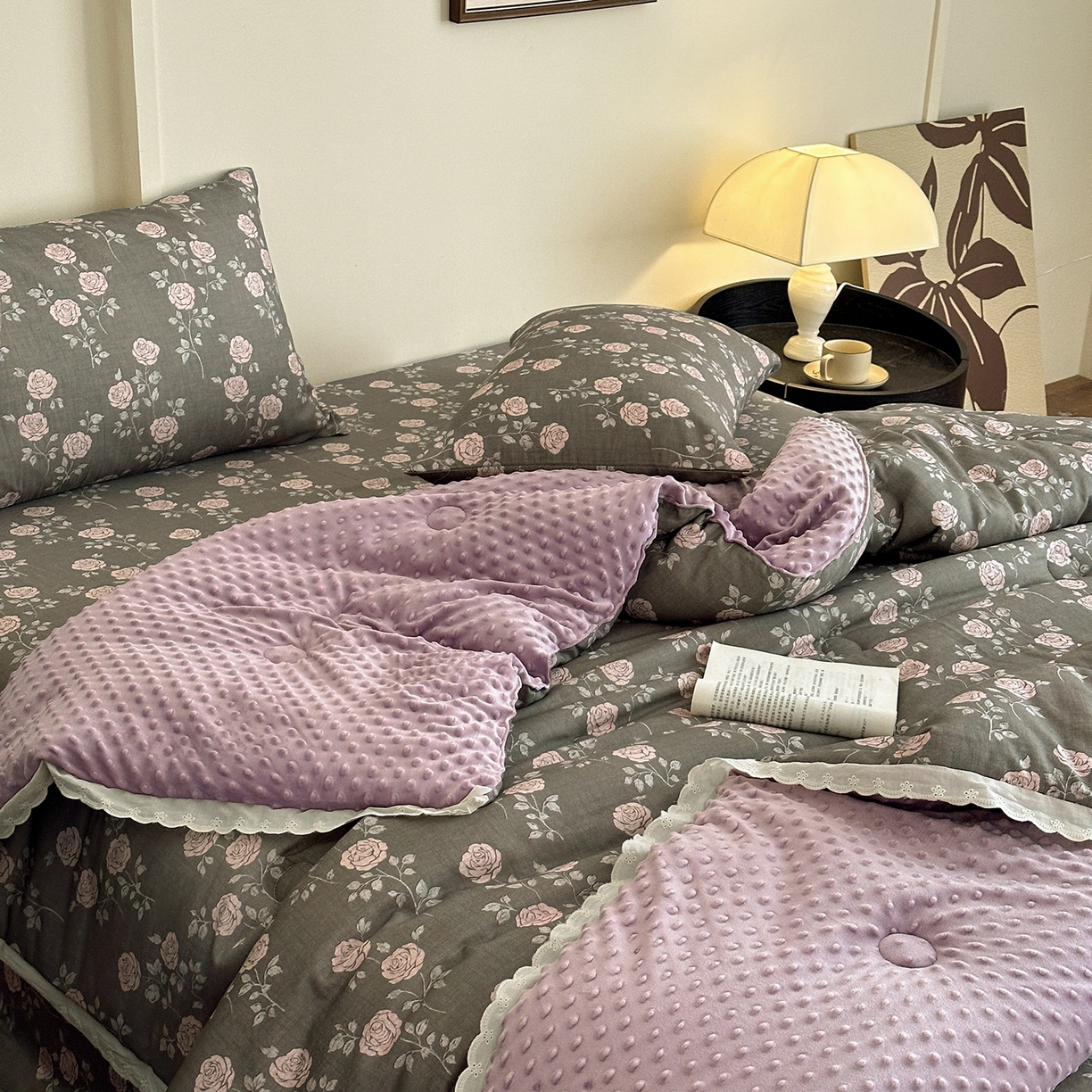 91家纺网 家纺一手货源 找家纺 星期八 2025新款全棉双层纱花边豆豆被四件套 玫瑰