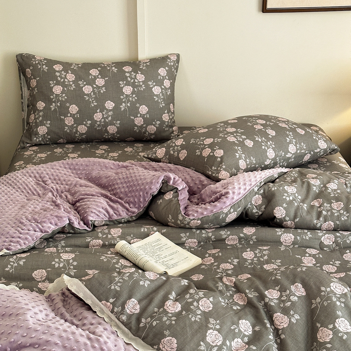 91家纺网 家纺一手货源 找家纺 星期八 2025新款全棉双层纱花边豆豆被四件套 玫瑰