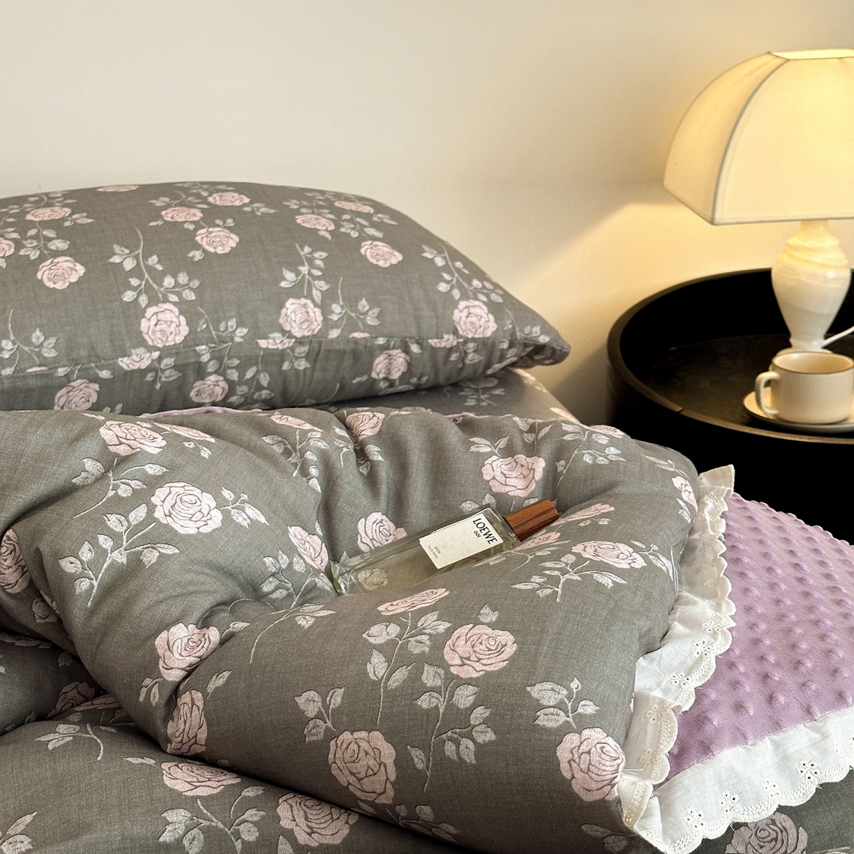 91家纺网 家纺一手货源 找家纺 星期八 2025新款全棉双层纱花边豆豆被四件套 玫瑰