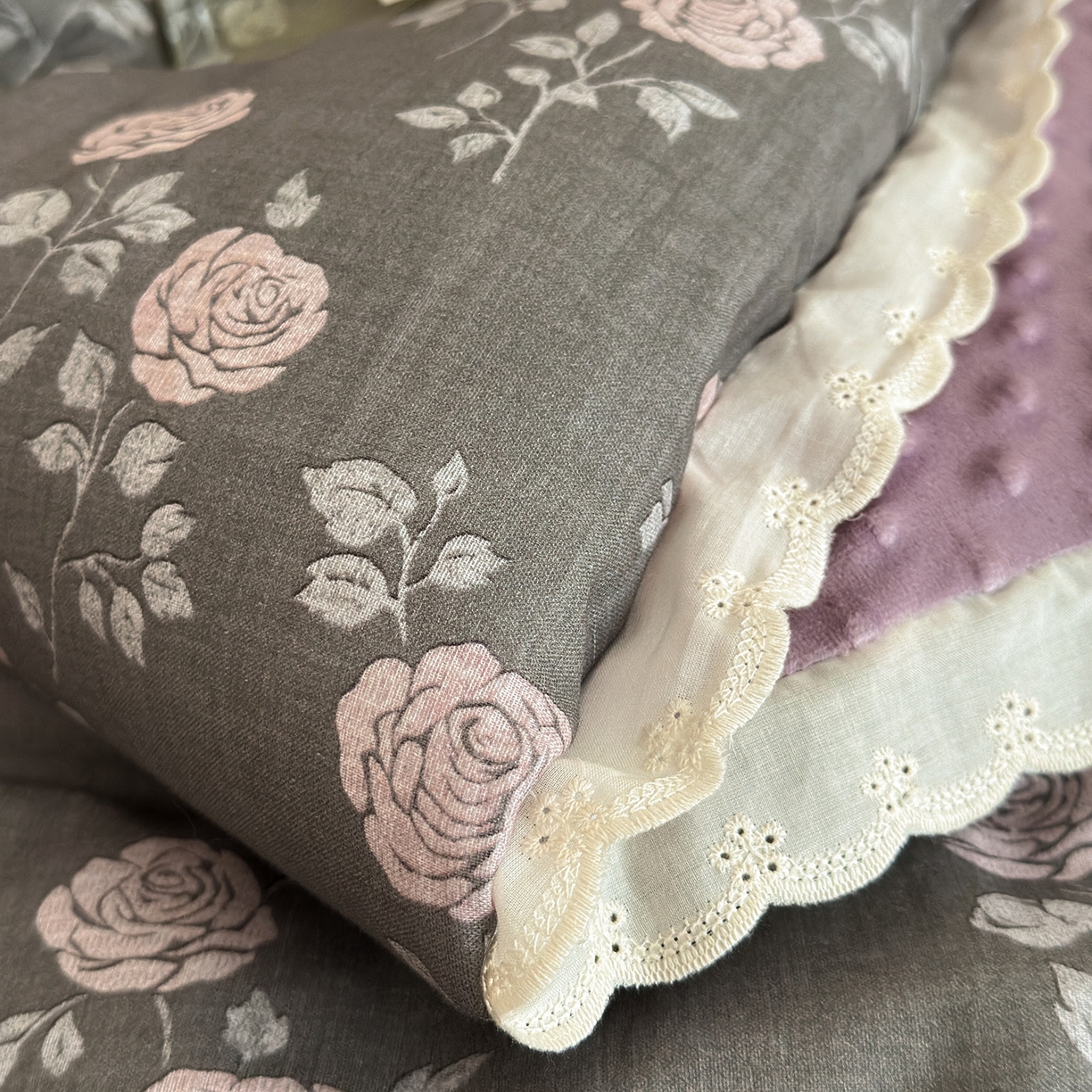 91家纺网 家纺一手货源 找家纺 星期八 2025新款全棉双层纱花边豆豆被四件套 玫瑰