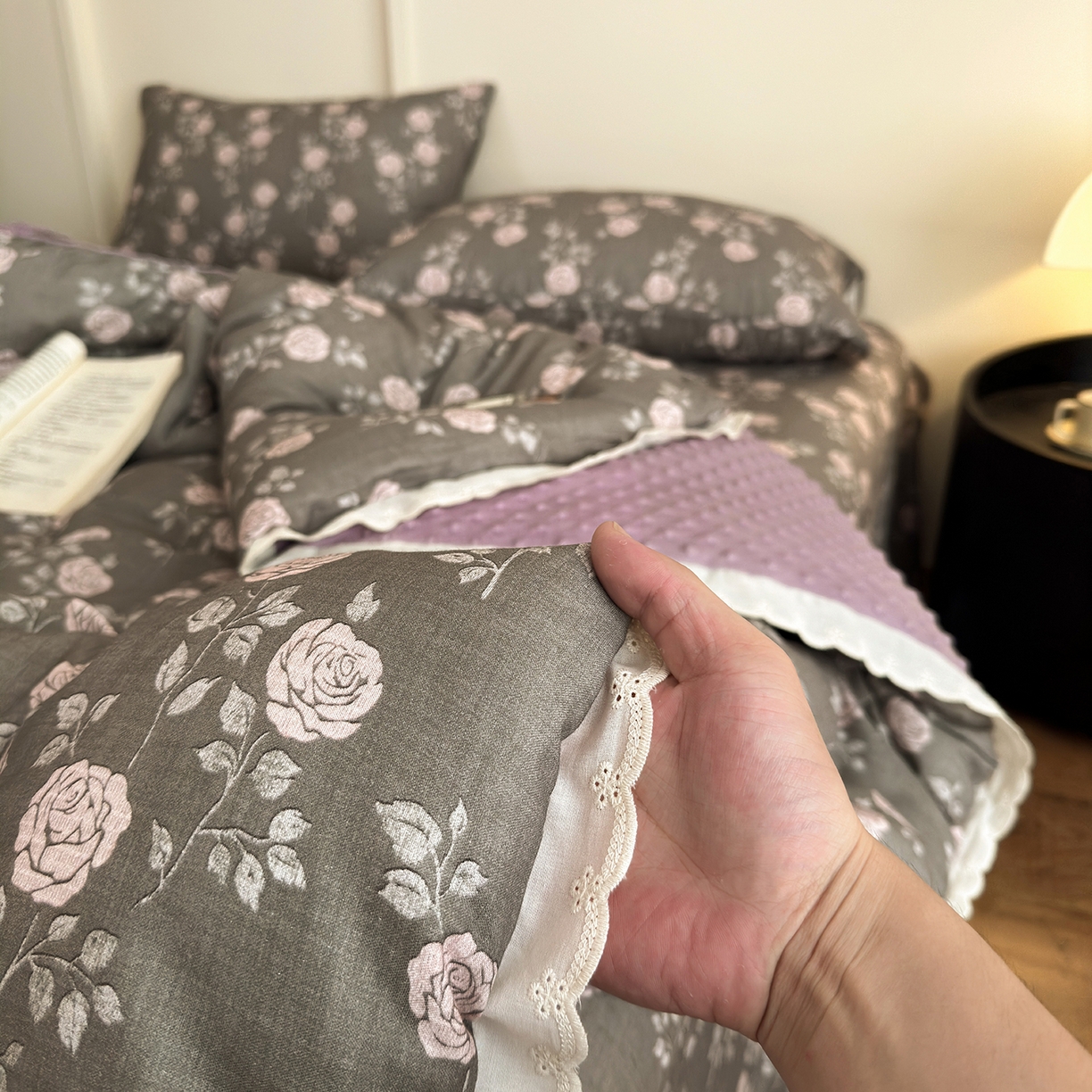 91家纺网 家纺一手货源 找家纺 星期八 2025新款全棉双层纱花边豆豆被四件套 玫瑰