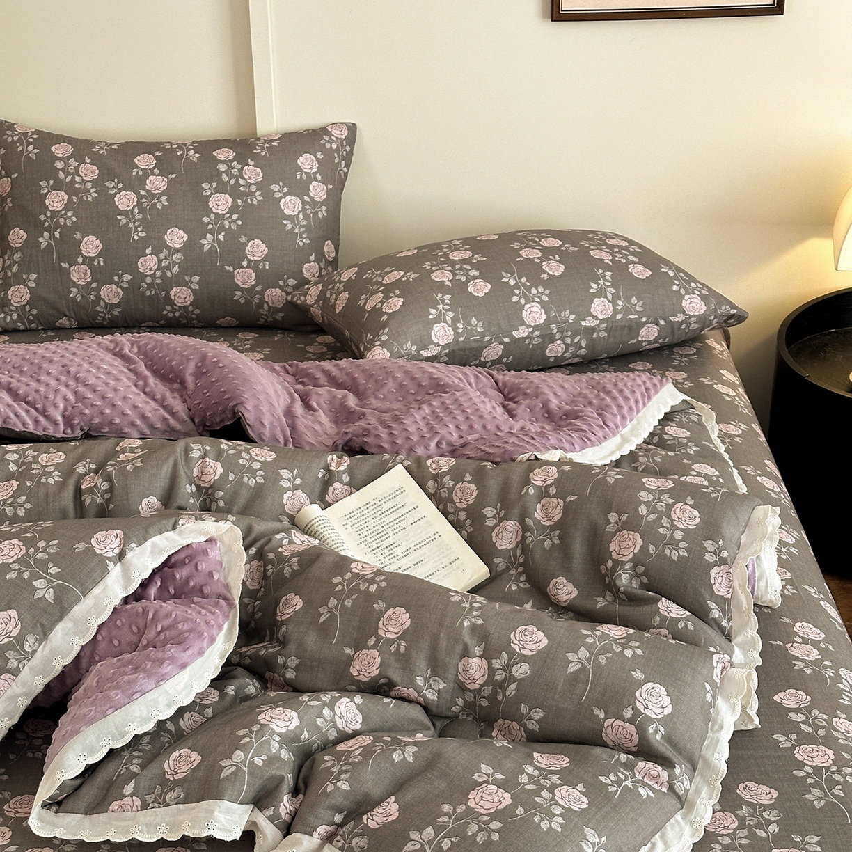 91家纺网 家纺一手货源 找家纺 星期八 2025新款全棉双层纱花边豆豆被四件套 玫瑰