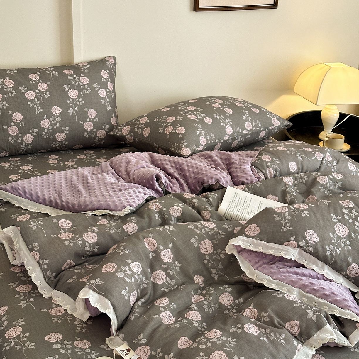 91家纺网 家纺一手货源 找家纺 星期八 2025新款全棉双层纱花边豆豆被四件套 玫瑰