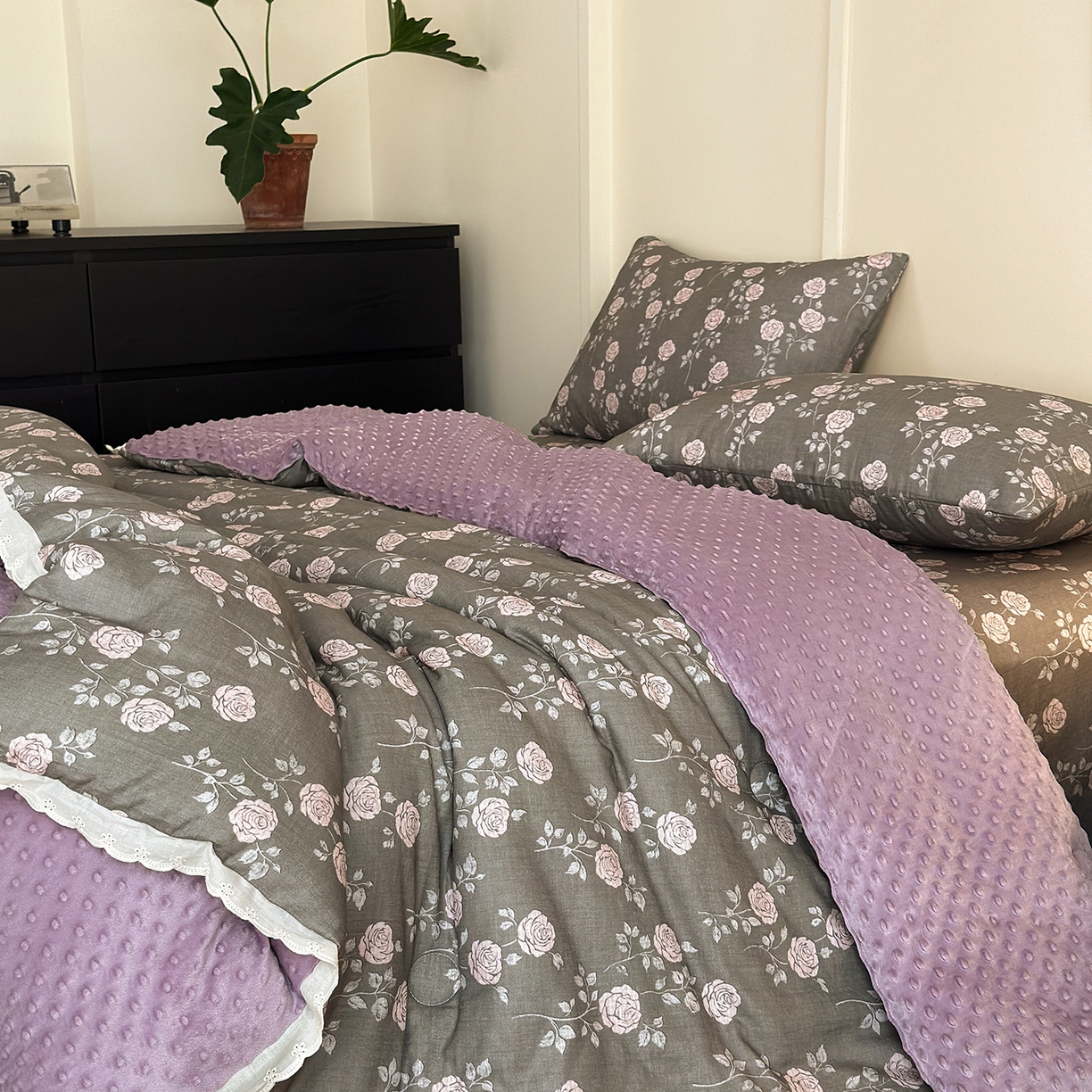 91家纺网 家纺一手货源 找家纺 星期八 2025新款全棉双层纱花边豆豆被四件套 玫瑰