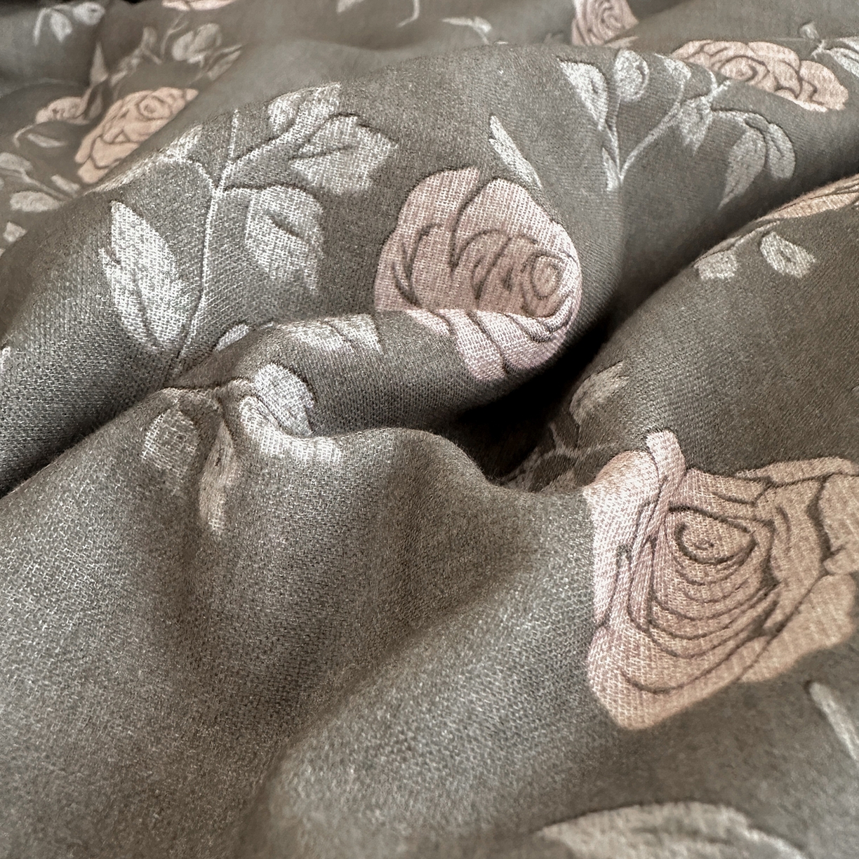 91家纺网 家纺一手货源 找家纺 星期八 2025新款全棉双层纱花边豆豆被四件套 玫瑰