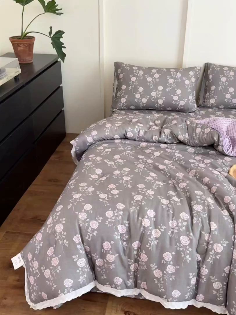 91家纺网 家纺一手货源 找家纺 星期八 2025新款全棉双层纱花边豆豆被四件套 玫瑰
