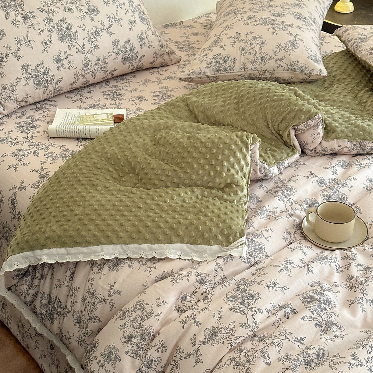 91家纺网 家纺一手货源 找家纺 星期八 2025新款全棉双层纱花边豆豆被四件套 莫奈