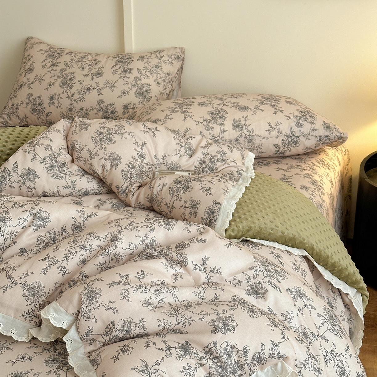 91家纺网 家纺一手货源 找家纺 星期八 2025新款全棉双层纱花边豆豆被四件套 莫奈