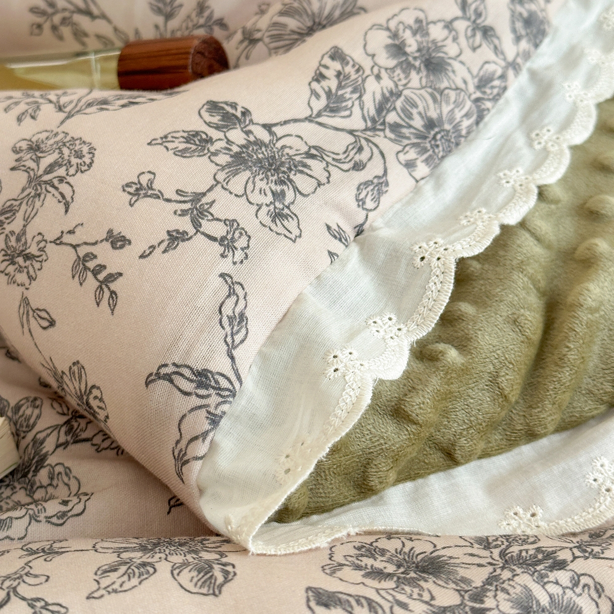 91家纺网 家纺一手货源 找家纺 星期八 2025新款全棉双层纱花边豆豆被四件套 莫奈