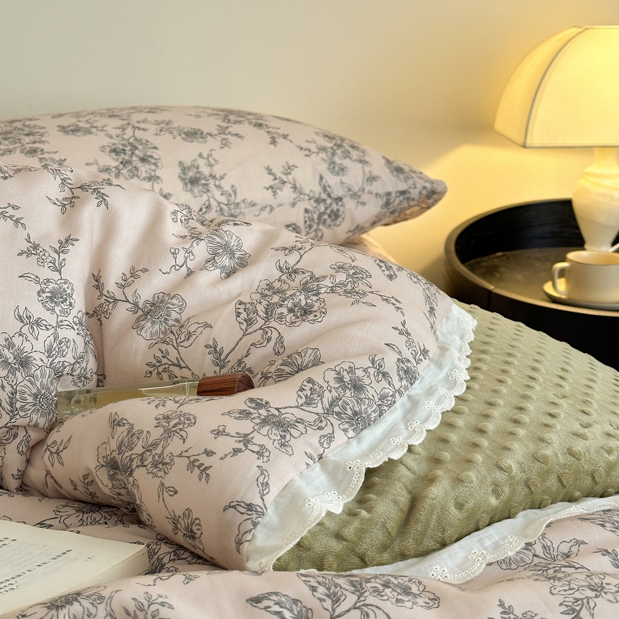 91家纺网 家纺一手货源 找家纺 星期八 2025新款全棉双层纱花边豆豆被四件套 莫奈