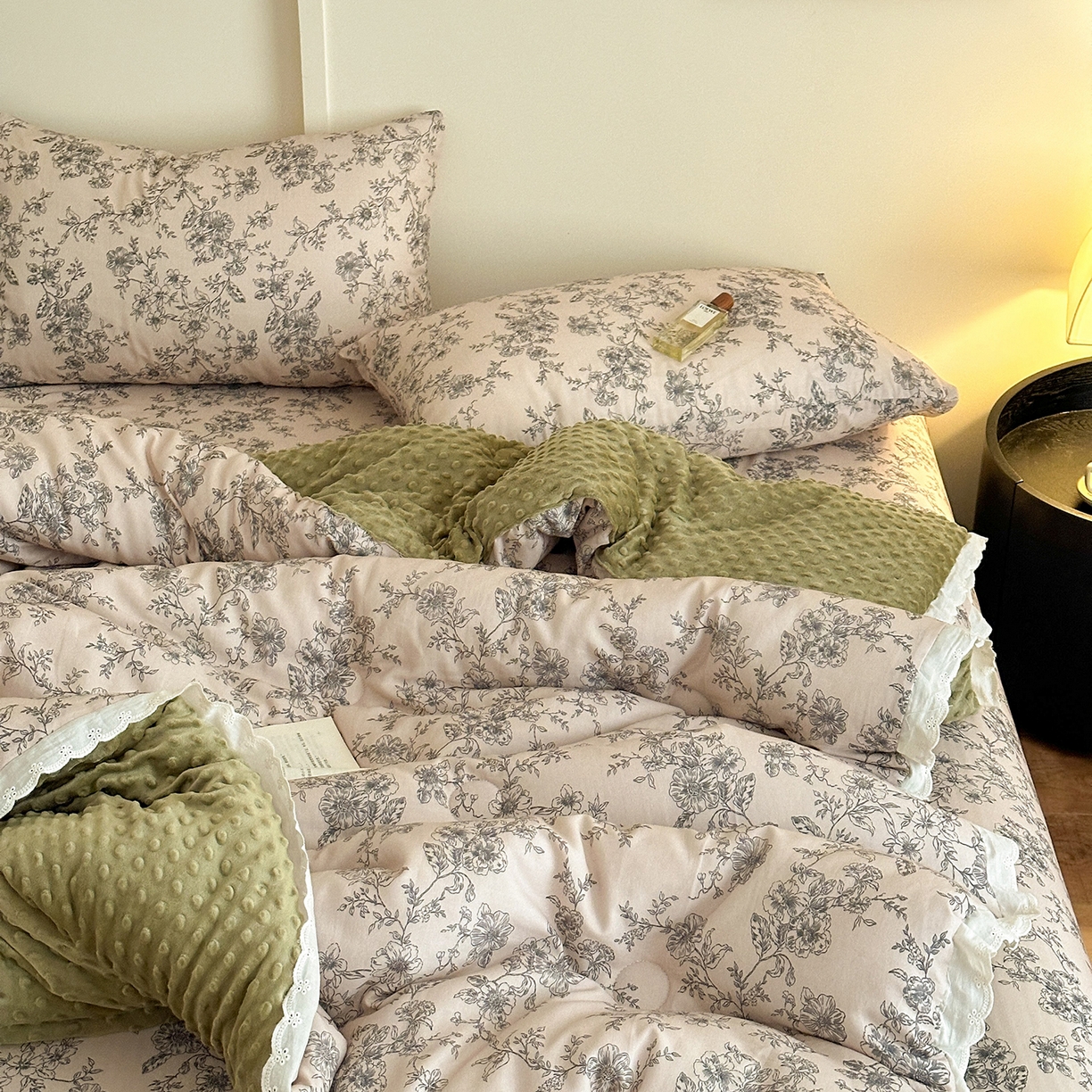 91家纺网 家纺一手货源 找家纺 星期八 2025新款全棉双层纱花边豆豆被四件套 莫奈