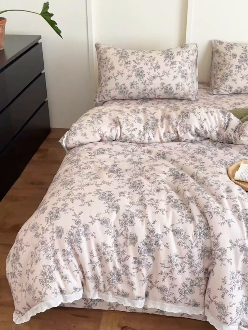 91家纺网 家纺一手货源 找家纺 星期八 2025新款全棉双层纱花边豆豆被四件套 莫奈