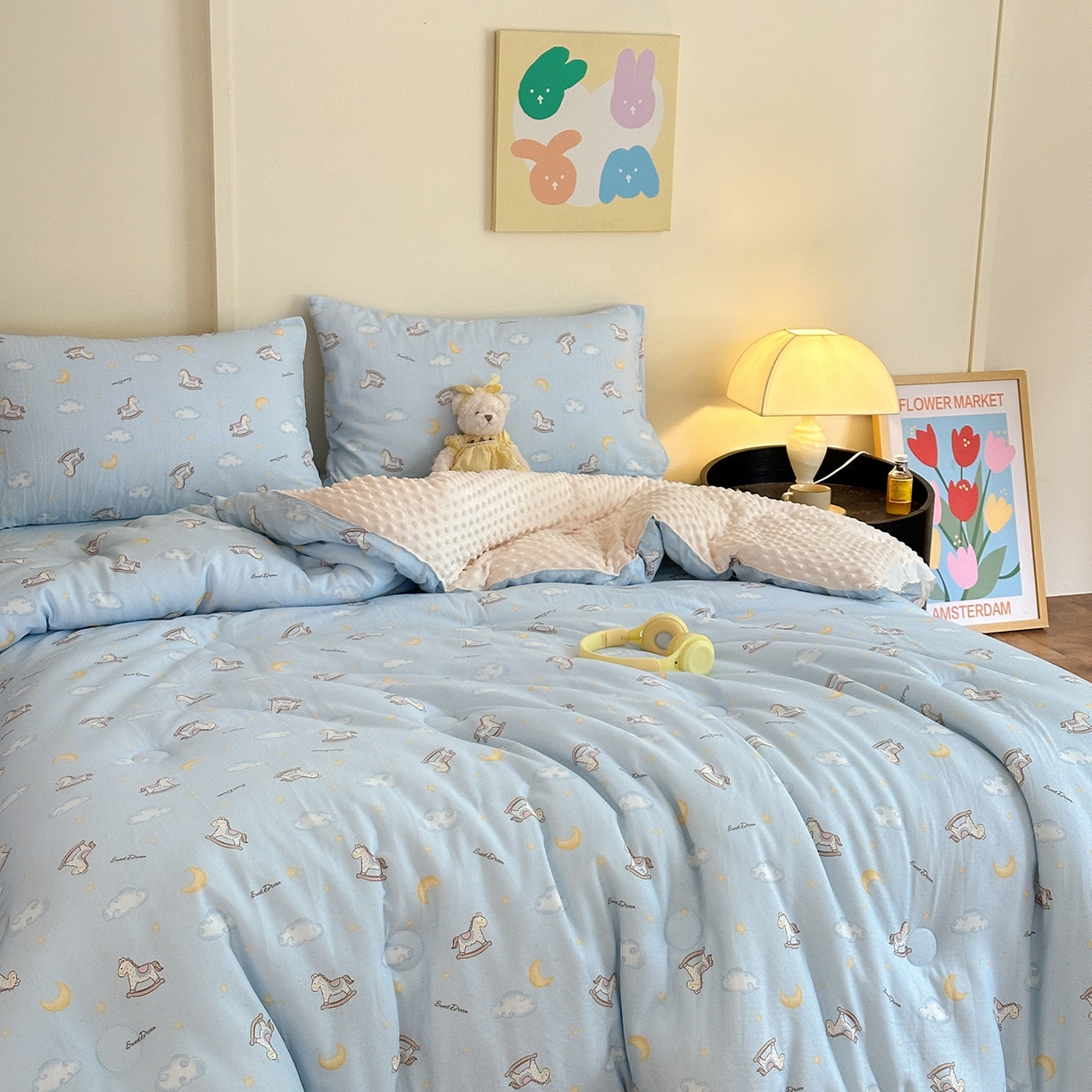 91家纺网 家纺一手货源 找家纺 星期八 2025新款全棉双层纱花边豆豆被四件套 木马