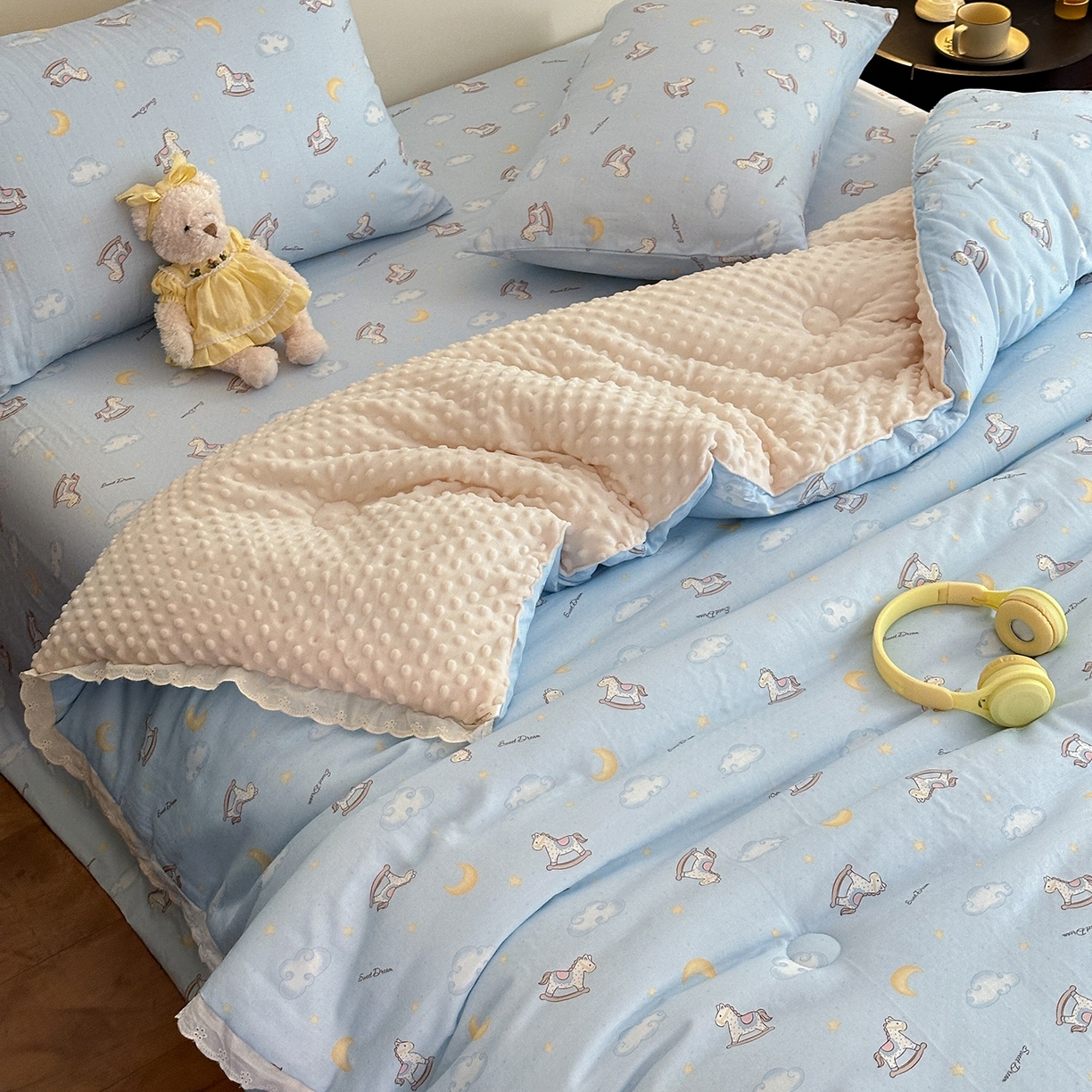 91家纺网 家纺一手货源 找家纺 星期八 2025新款全棉双层纱花边豆豆被四件套 木马