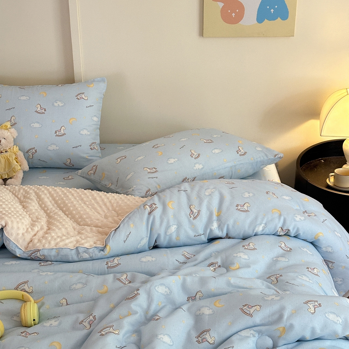 91家纺网 家纺一手货源 找家纺 星期八 2025新款全棉双层纱花边豆豆被四件套 木马