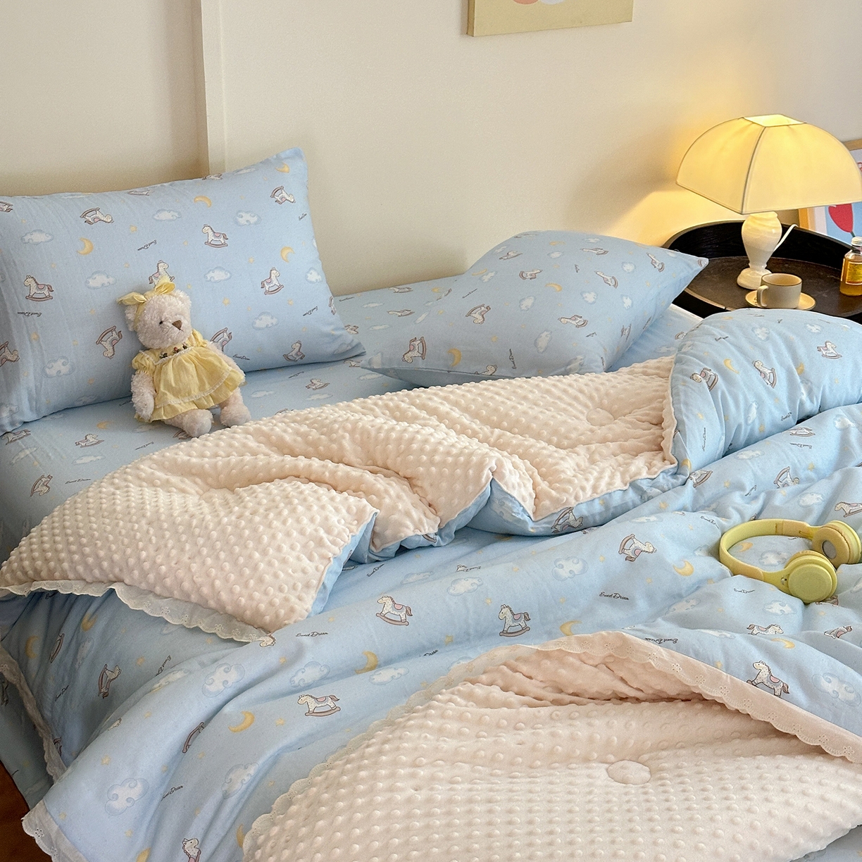 91家纺网 家纺一手货源 找家纺 星期八 2025新款全棉双层纱花边豆豆被四件套 木马