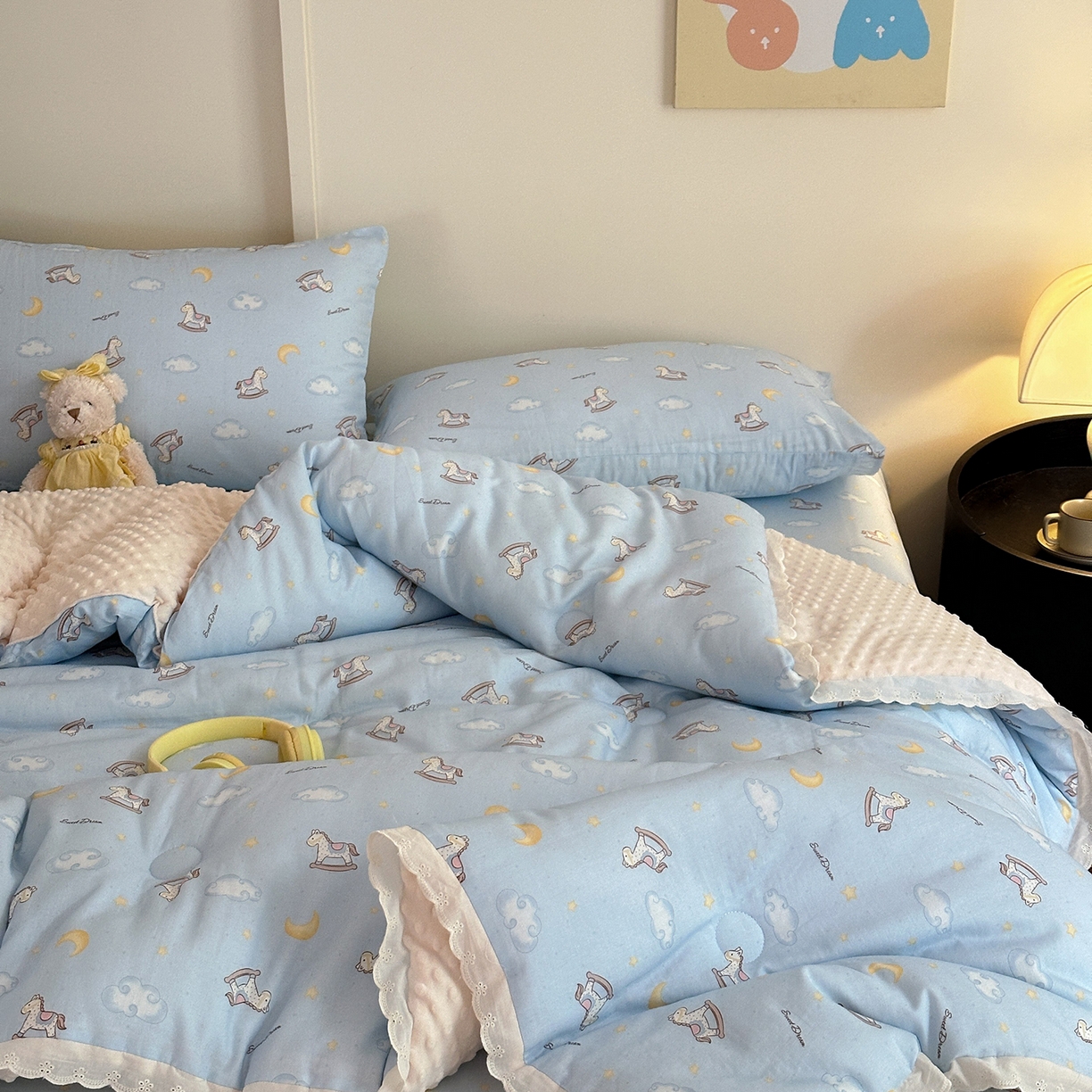 91家纺网 家纺一手货源 找家纺 星期八 2025新款全棉双层纱花边豆豆被四件套 木马