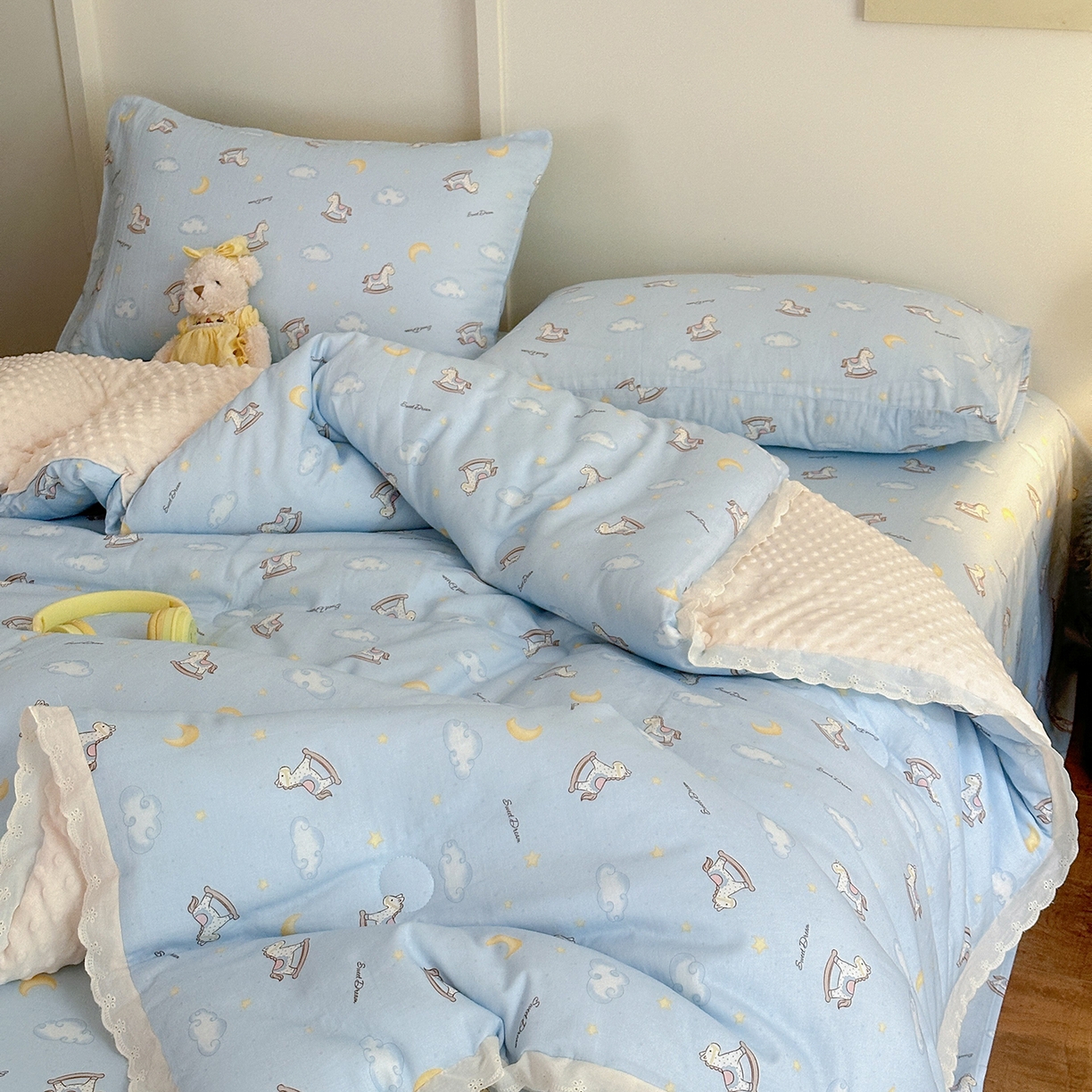 91家纺网 家纺一手货源 找家纺 星期八 2025新款全棉双层纱花边豆豆被四件套 木马